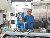 הדיג ווליד גולני מציג דג מומלץ לארוחת החג בערב ראש השנה.