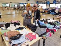 הסטייליסטית אילה רפלד מתאימה שמלה ליועצת הכלכלית מיטל שילואן