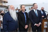 מימין לשמאל- שגריר ארהב בישראל תומאס ניידס, ראש עיריית עכו שמעון לנקרי, אורי ירמיאס בעלי מסעדת אורי בורי- קרדיט צילום דוברות עכו