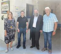 סיום שנה ב"עלעלים". בתמונה (מימין): אבי איגרמן- מנהל קהילה חפץ חיים; שמעון רבינוביץ', חבר הנהלה בעמותת 'עלה מוריה'; שי רייכנר, ראש מועצה אזורית נחל שו