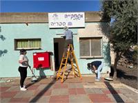 חברי המשלחת מסייעים בפרוייקטים של ניקיון, שיפוץ וצביעה בצפון