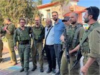 מנהל המשלחת, מייקל מיסטרטה עם חיילי מילואים