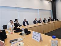 רשמי הנישואין בכנס 