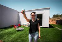 עינת מקבלת מפתח לביתה המשופץ 