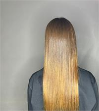 החלקה לשיער בלונדיני