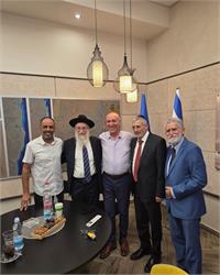 הרב הדאיה מנכ"ל המשרד יהודה אבידן ראש העיר וראש המועצה הדתית 