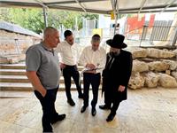 מנכ"ל המשרד יהודה אבידן בוחן את התוכניות 