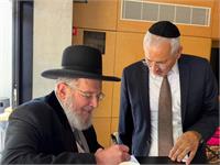 הרב הראשי לישראל הרב קלמן בר ומנהל אגף נישואין הרב סאמין